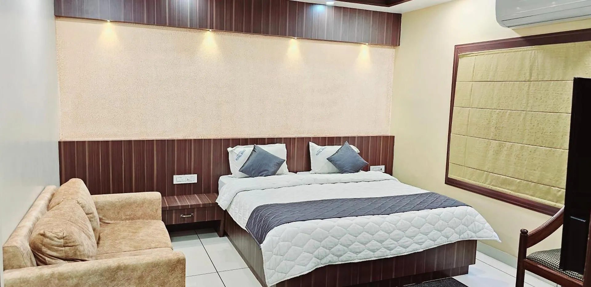 Hotel Royal Wings Elūr